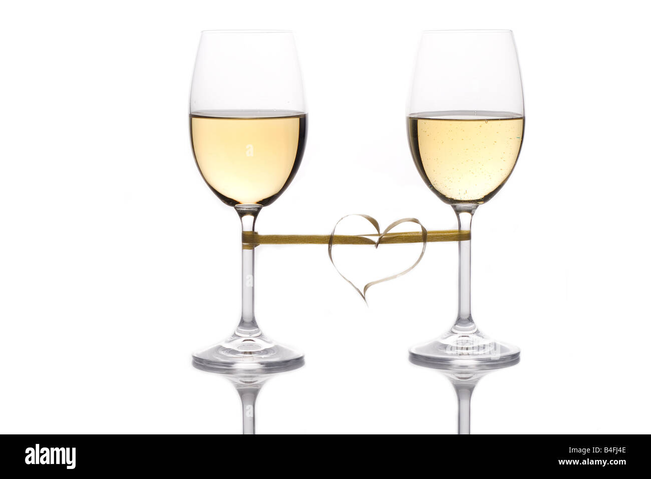 Due bicchieri di vino collegato con il cuore Foto Stock