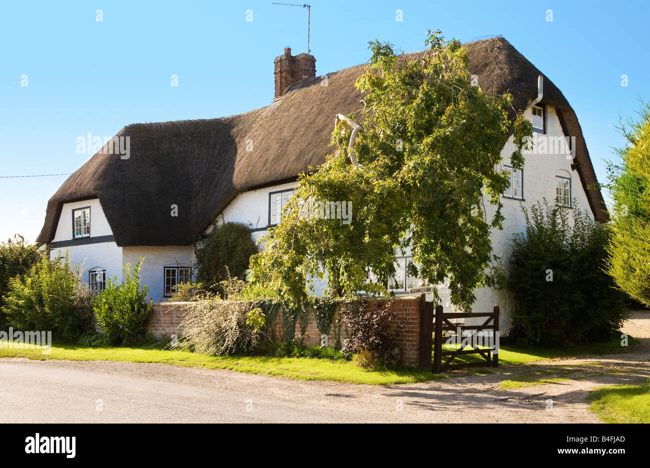 Tipica con tetto di paglia di inglese cottage di campagna nel villaggio di Vescovi Canning, Wiltshire, Inghilterra, Gran Bretagna, Regno Unito Foto Stock