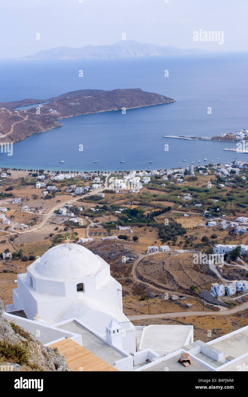 Vista di Livadi abitato e porto da Chora con cupola bianca chiesa Isola di Serifos Cicladi Mar Egeo Grecia Foto Stock