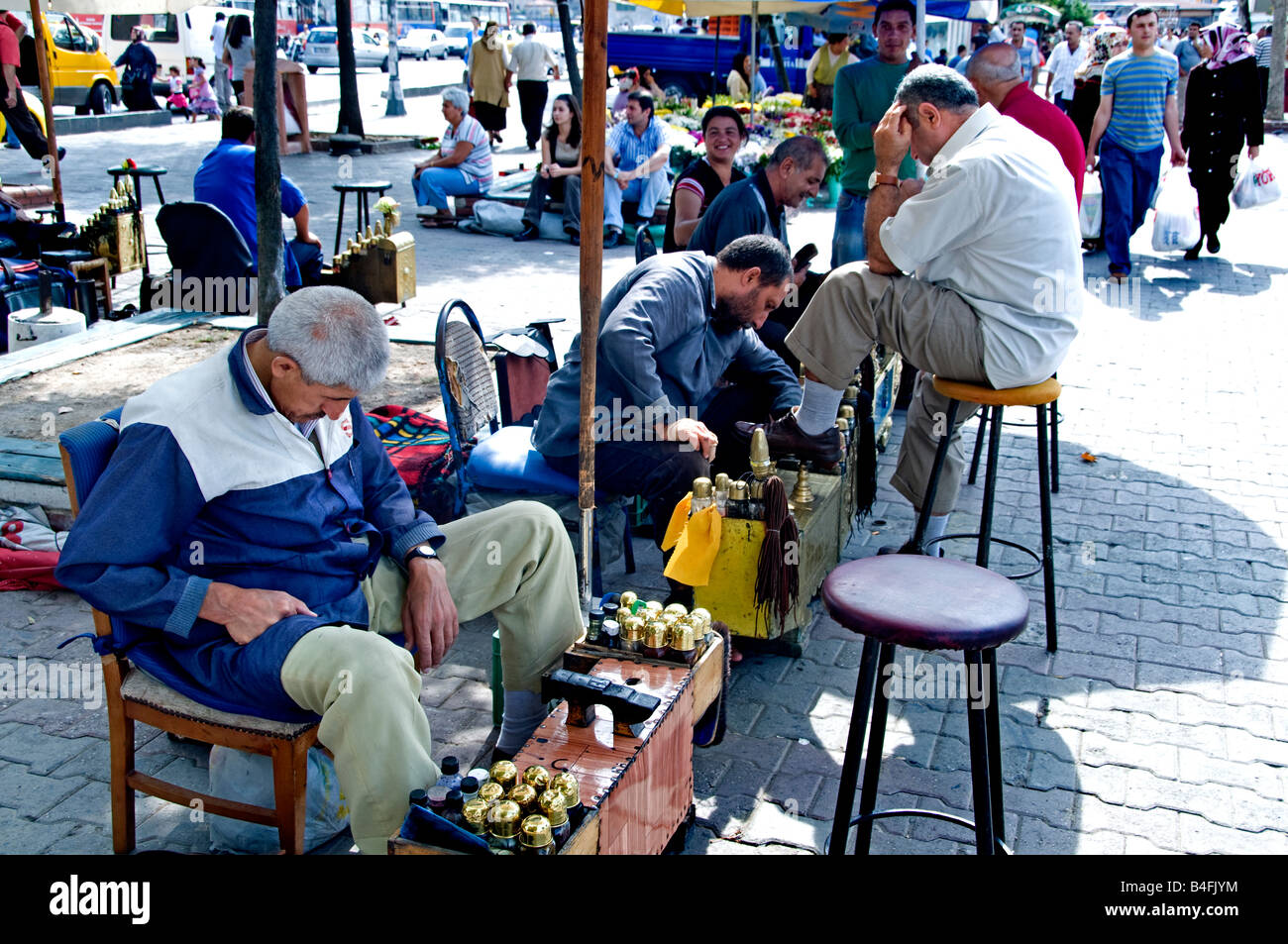 Istanbul Uskudar shine boy shoeshiner cobbler calzolaio calzatura market shop Foto Stock