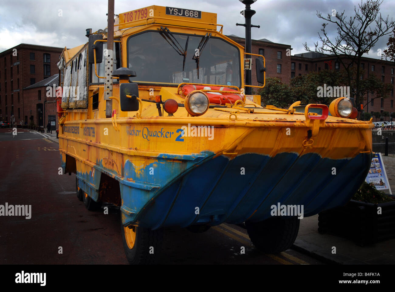 Giallo Duck, Albert Dock, Liverpool Foto Stock