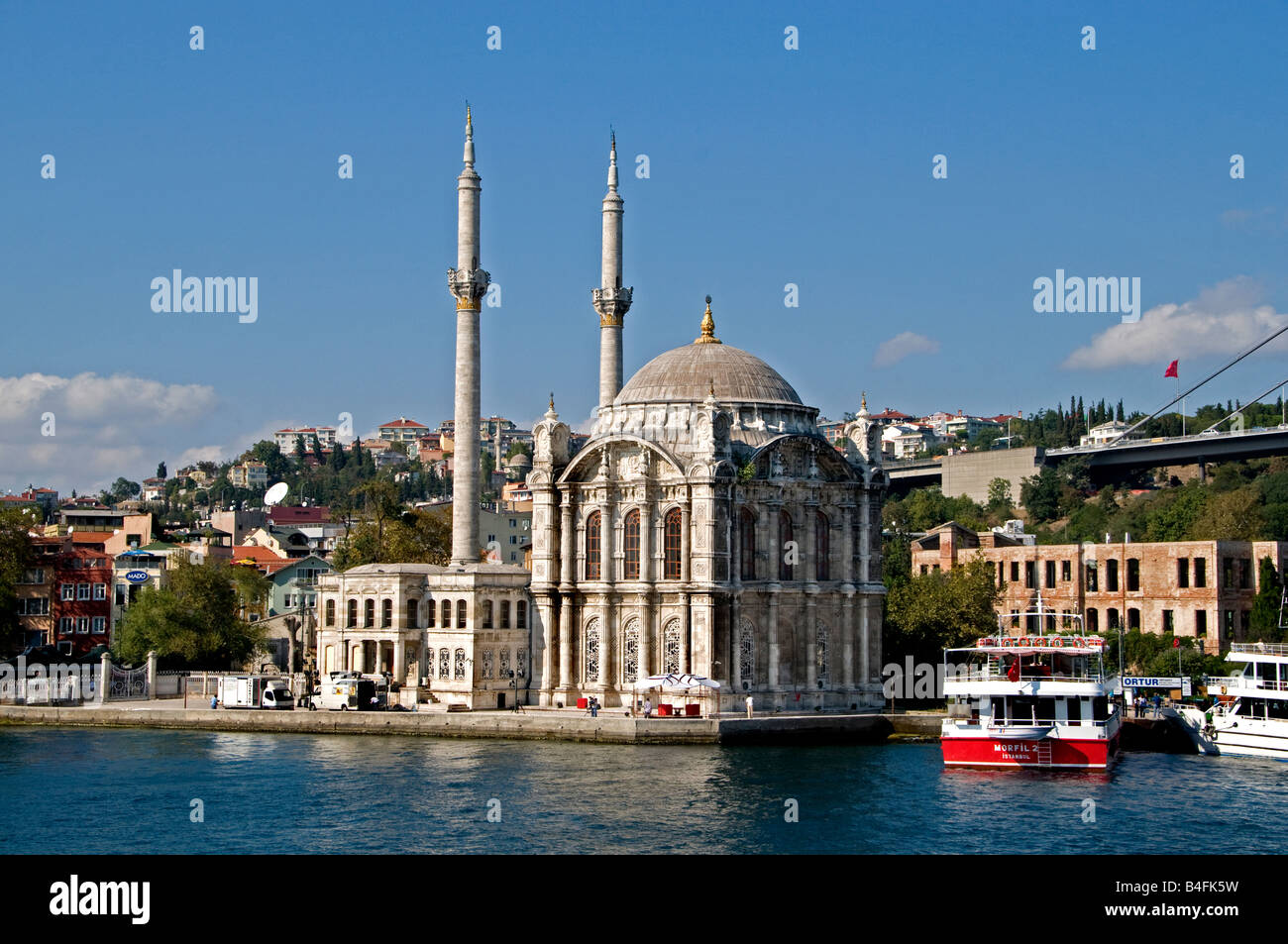 La Moschea Ortakoy Camii Bosphorus Istanbul Turchia Foto Stock