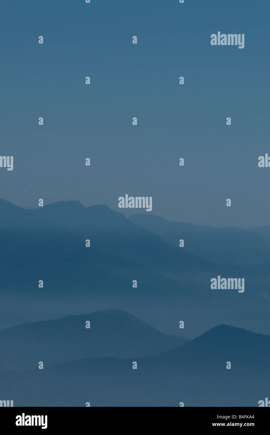 Nebbia blu all'alba sulla penisola di Sorrento colline dal Vesuvio Foto Stock