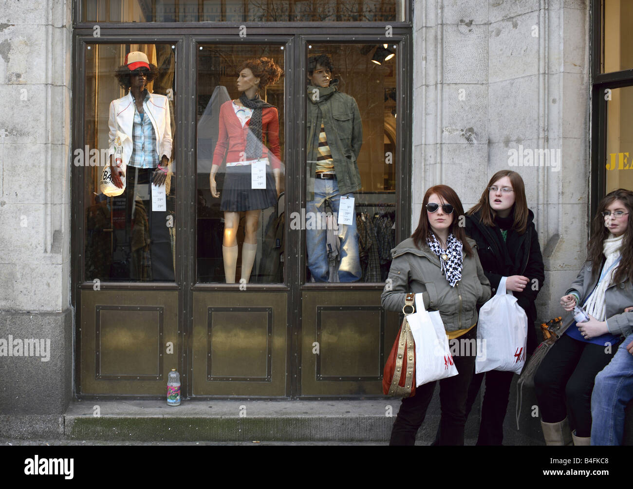 Le ragazze di fronte alla vetrina di un negozio di H&M a Kurfuerstendamm,  Berlino, Germania Foto stock - Alamy