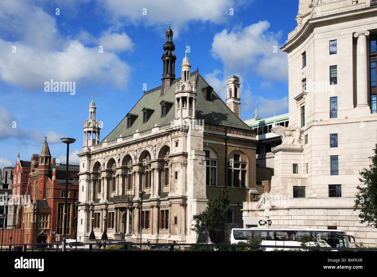 La Unilever Edificio per uffici e la vecchia città di Londra Scuola Blackfriar Ponte City di Londra Inghilterra REGNO UNITO Foto Stock