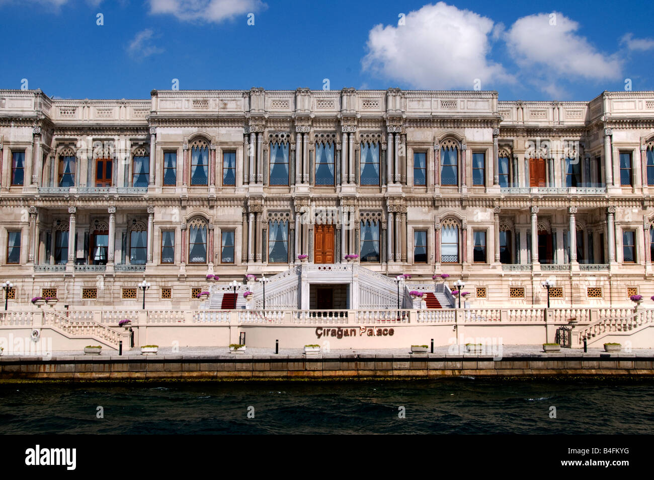 Ciragan Sarayi Palace Hotel Kempinski ex palazzo ottomano Bosphorus Istanbul Turchia Foto Stock