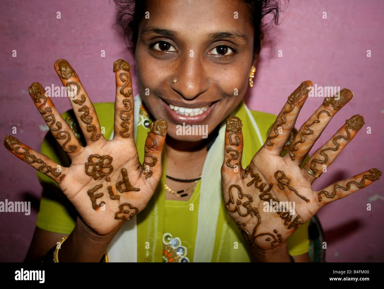 La donna musulmana di Eid Mubarak henna incollare sulle sue mani , Eid ul Fitr celebrazioni , India Foto Stock