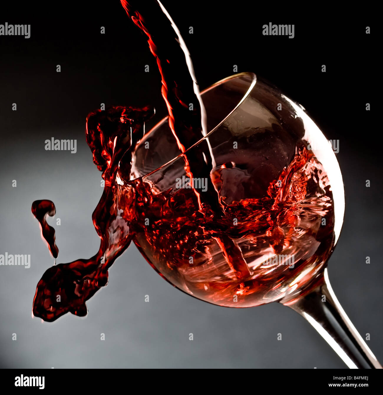 Vino rosso versando in un bicchiere da vino Foto Stock