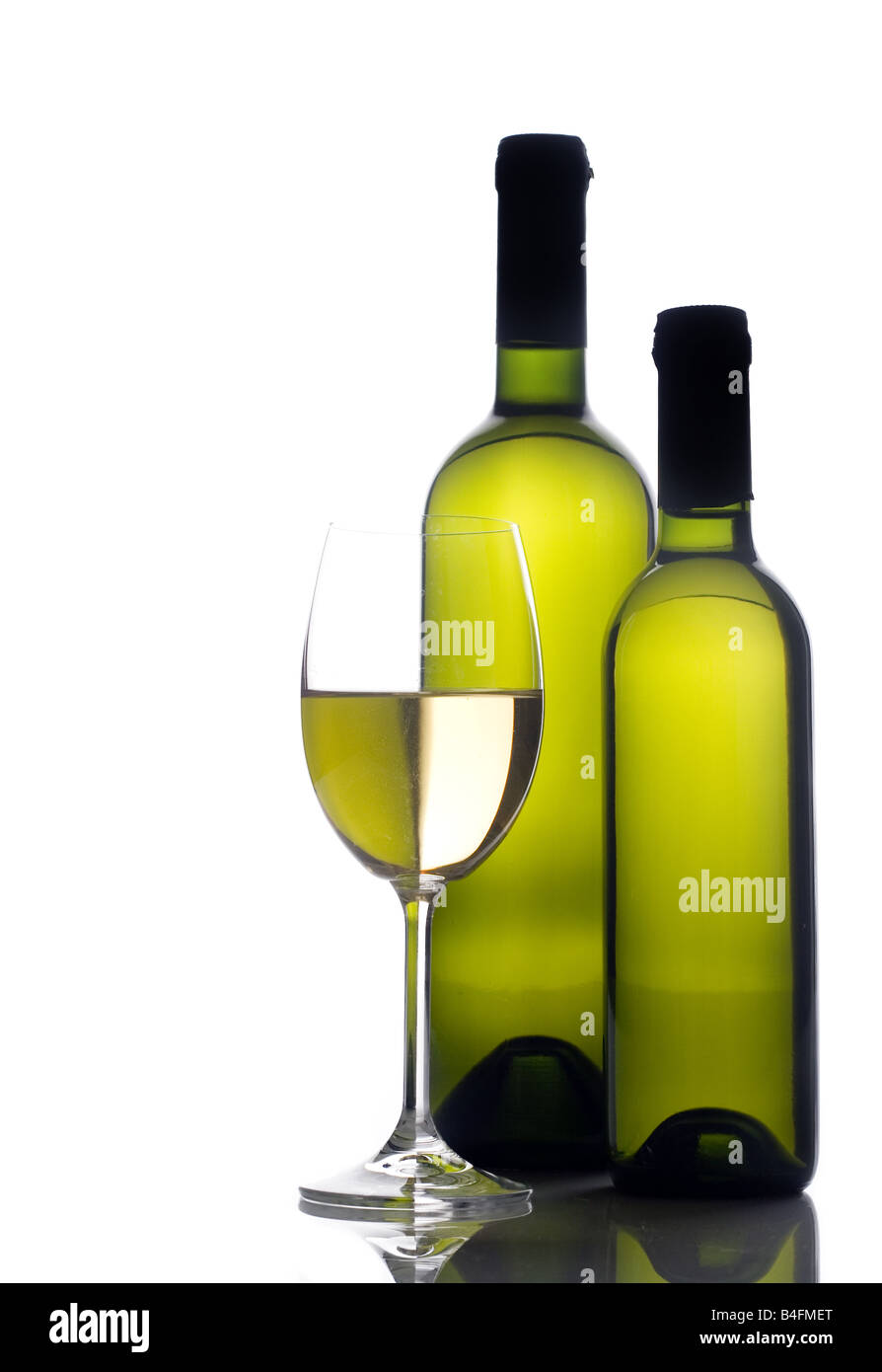 Wineglass con due bottiglie di vino Foto Stock