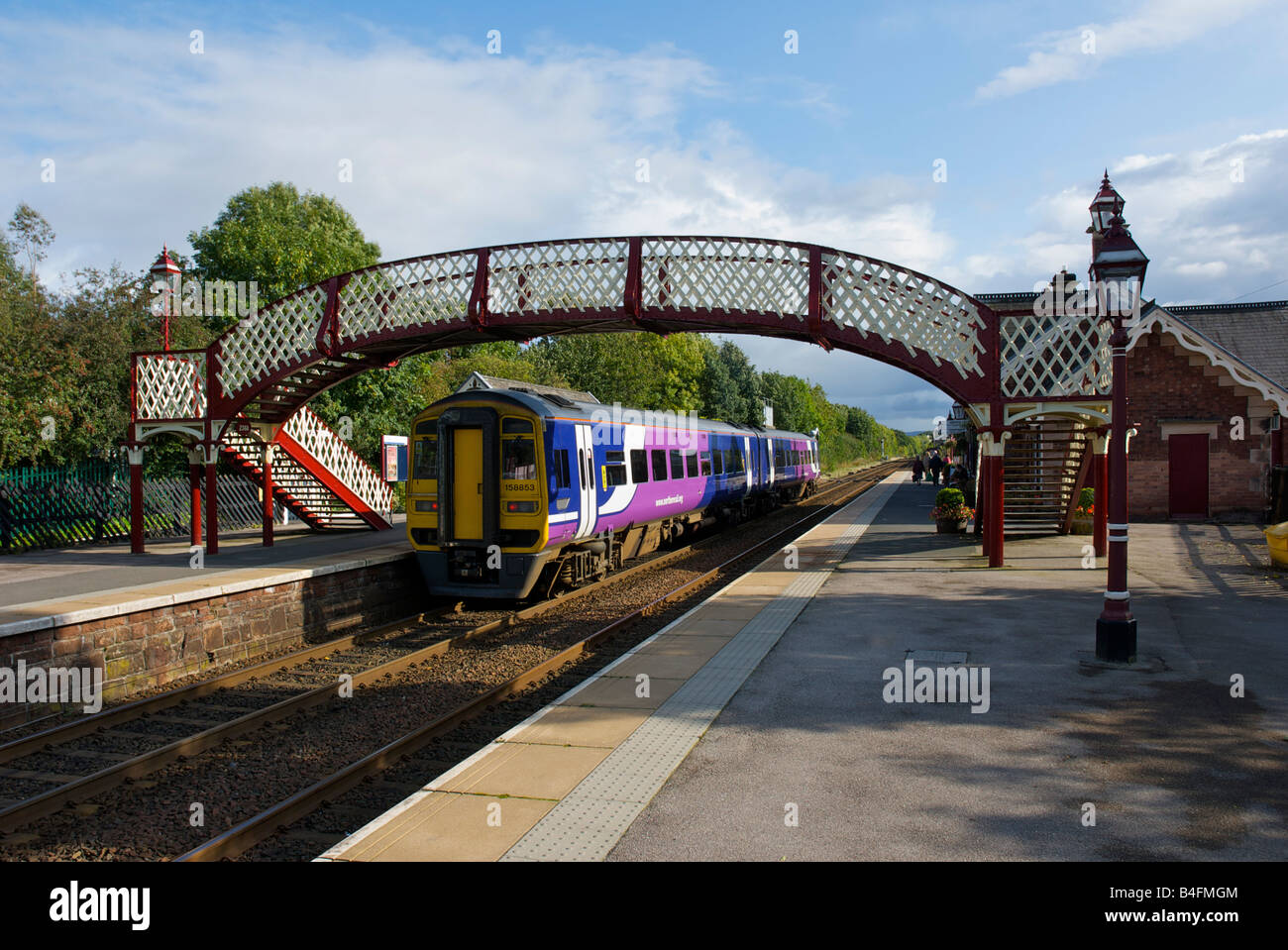In treno arrivando a Appleby stazione ferroviaria sulla linea Settle-Carlisle, Eden Valley, Cumbria, England Regno Unito Foto Stock