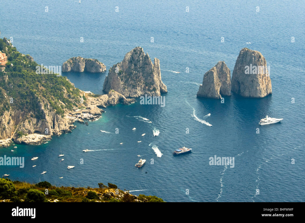Il paesaggio dei Faraglioni di Capri Foto Stock