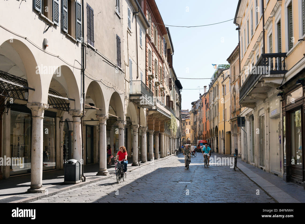 Tipica strada di ciottoli della città vecchia, Mantova (Mantova), Lombardia, Italia Foto Stock