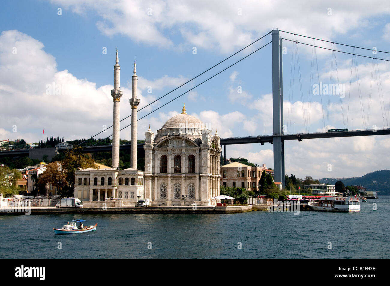 Ortakoy Camii la moschea di Ponte sul Bosforo Istanbul Turchia Foto Stock