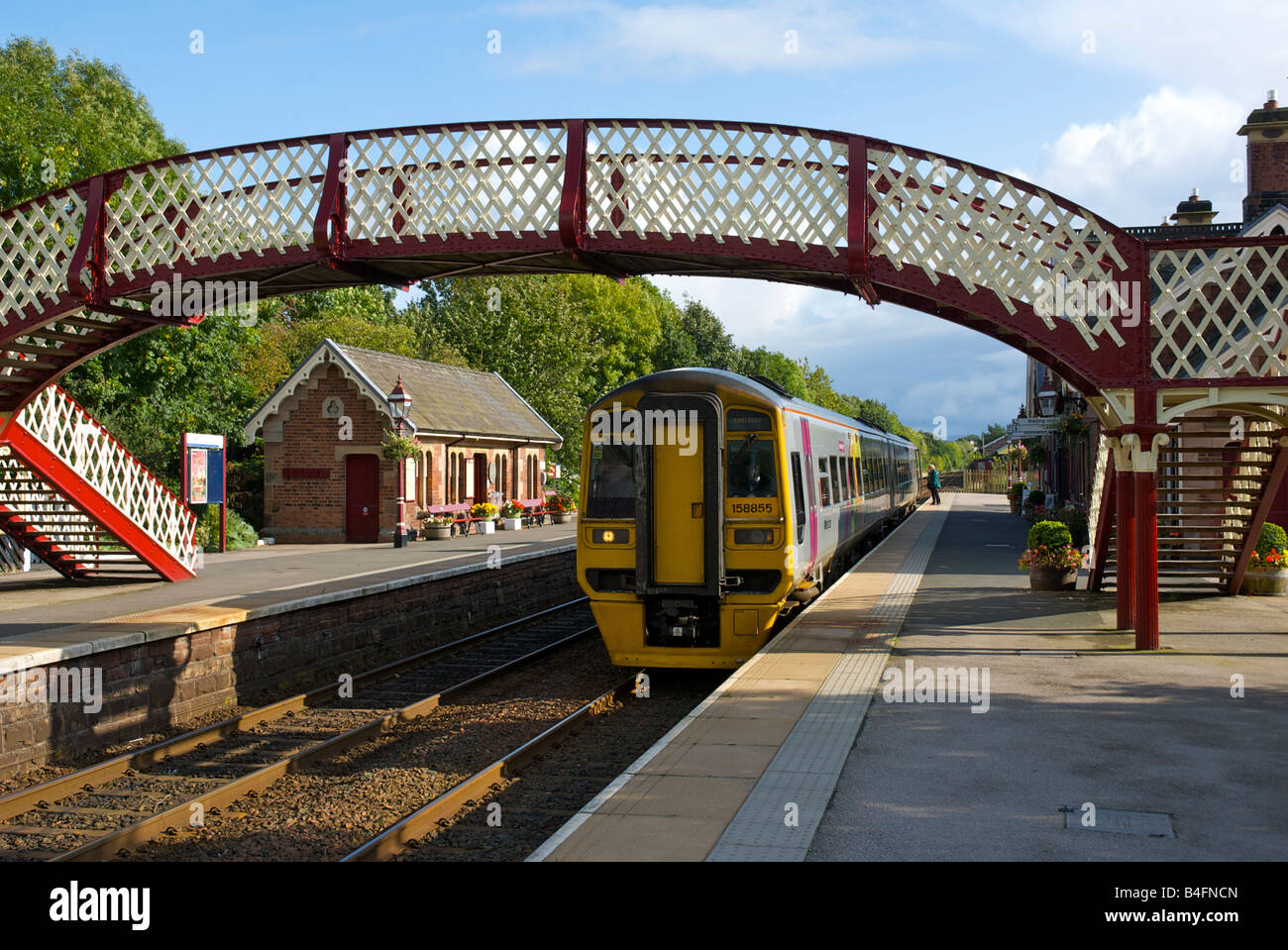 In treno arrivando a Appleby stazione ferroviaria sulla linea Settle-Carlisle, Eden Valley, Cumbria, England Regno Unito Foto Stock