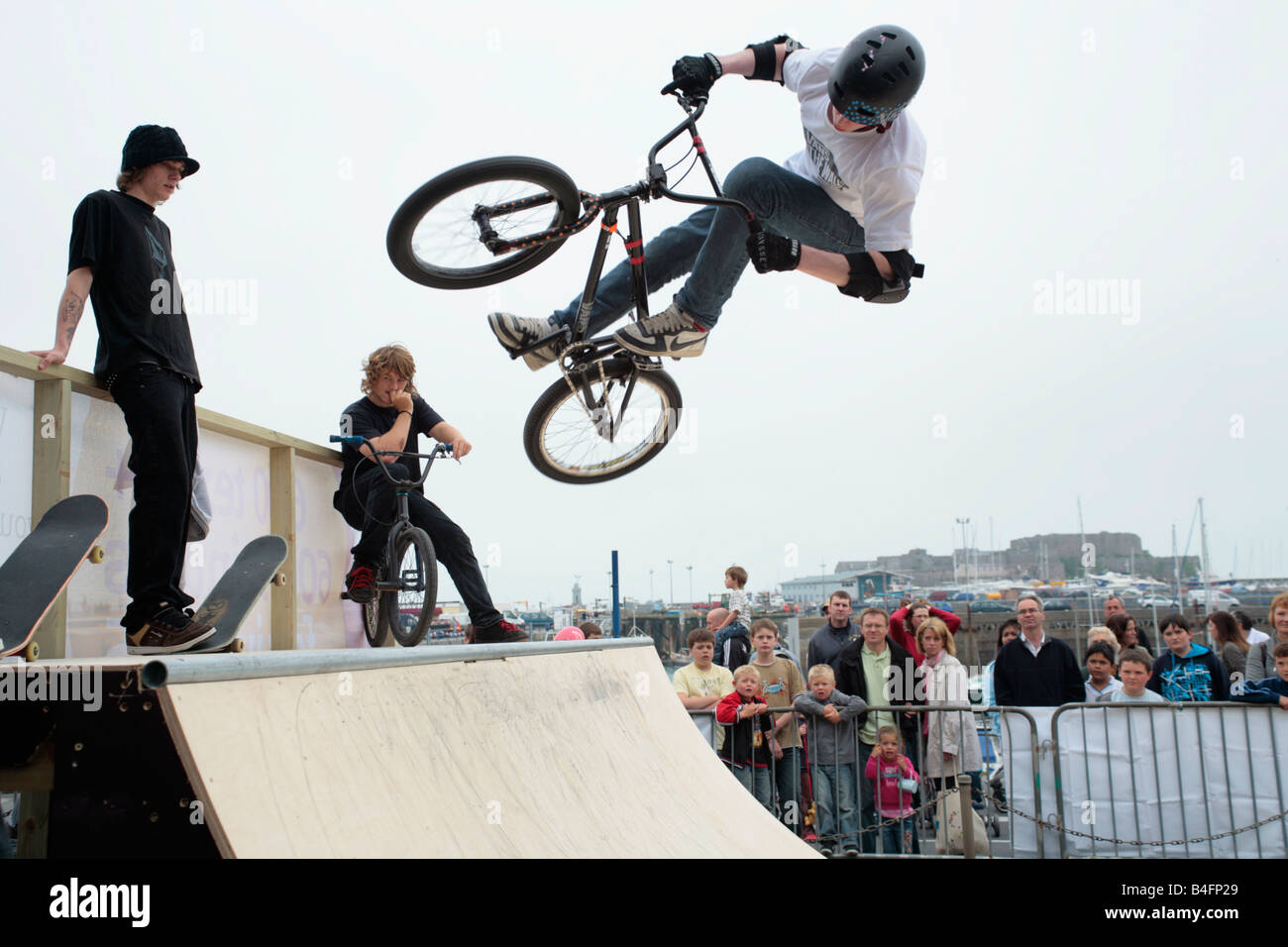 Un giovane biker è il salto con la sua bicicletta al giorno della liberazione 2008 sull'Isola di Guernsey. Foto Stock