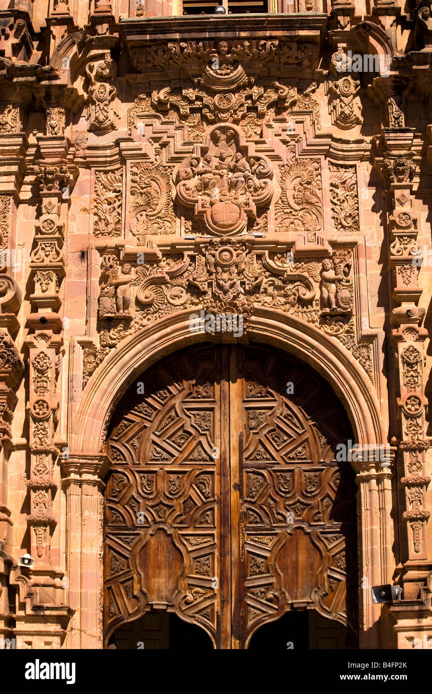 Ornato porta in legno Valencia Chiesa Templo de San Cayetano Guanajuato Messico Foto Stock