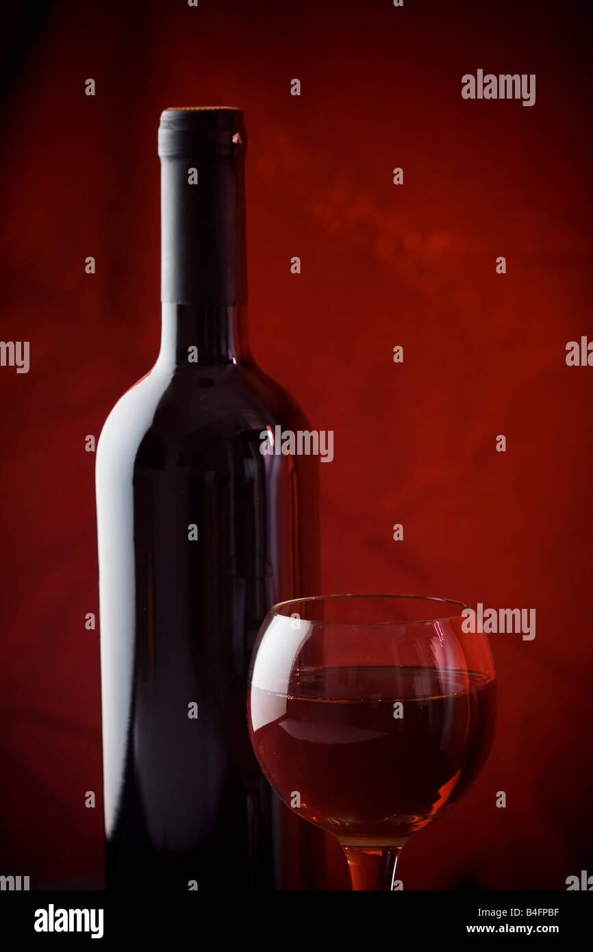 Bottiglia di vino e bicchiere di vino Foto Stock
