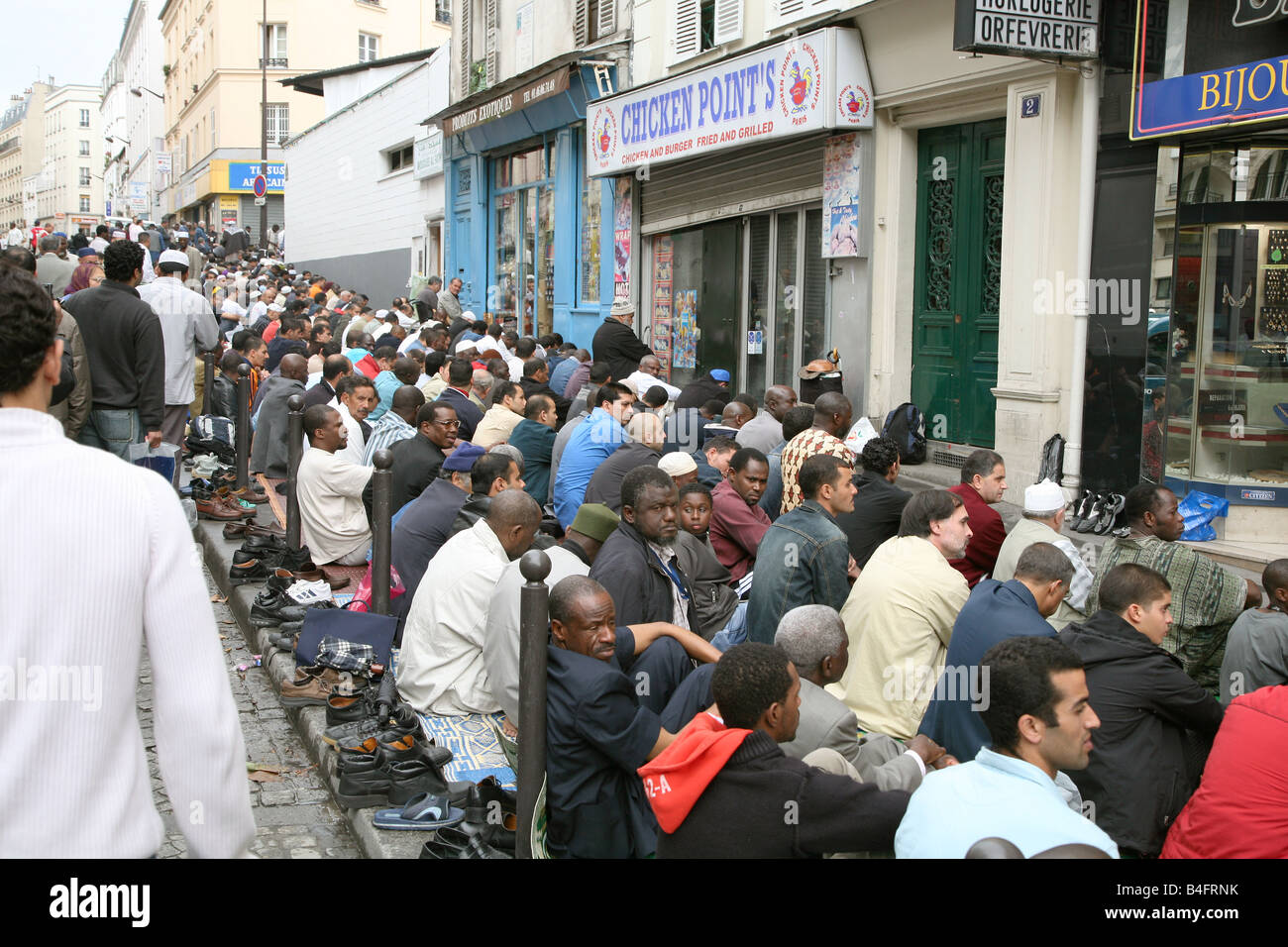 Il Boulevard di Barbes, Parigi, Francia, i musulmani in preda sulla strada fuori della moschea. Foto Stock