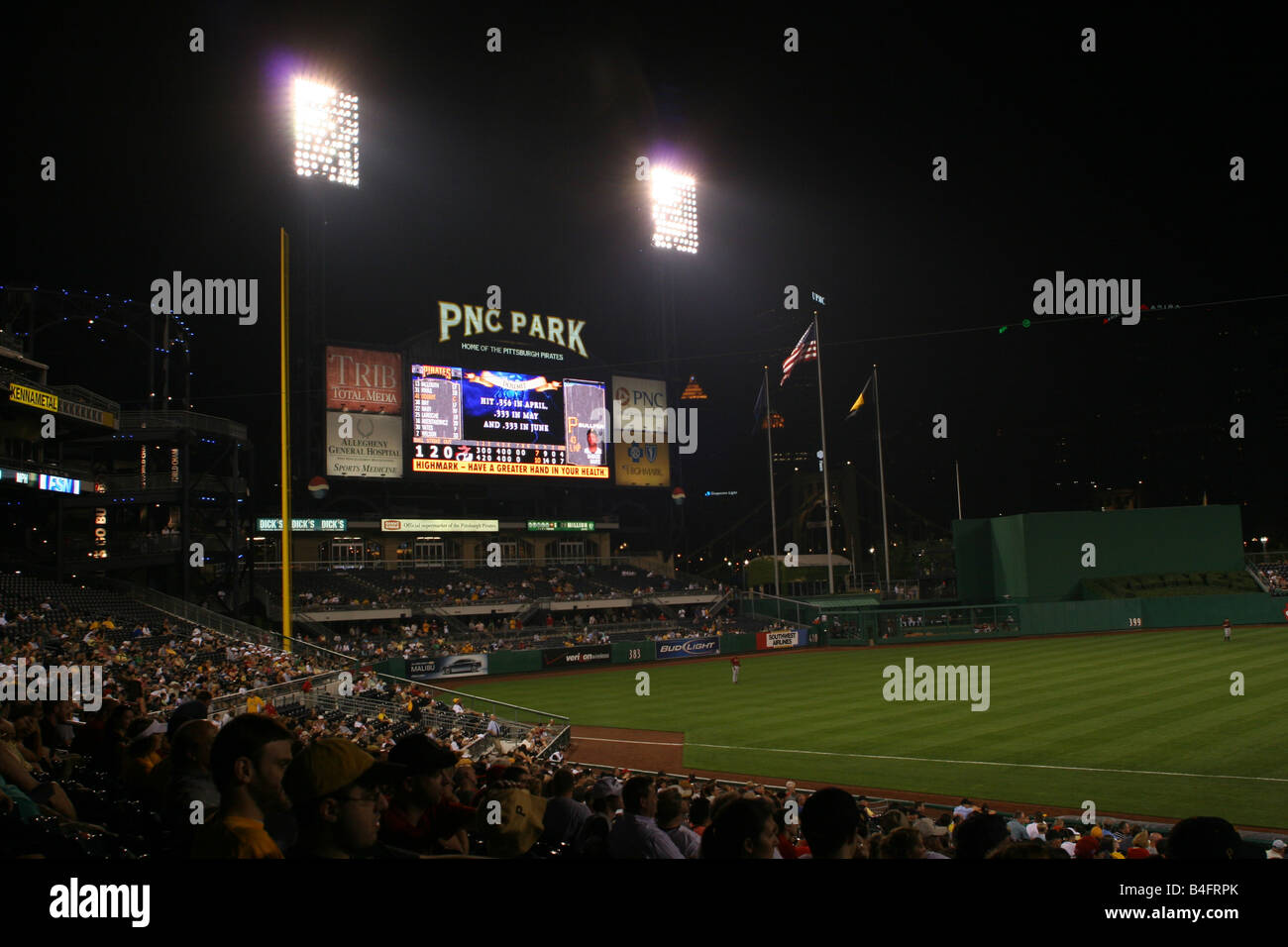 PNG scoreboard & stadium durante una notte dei pirati gioco, centro di Pittsburgh, Pennsylvania Foto Stock