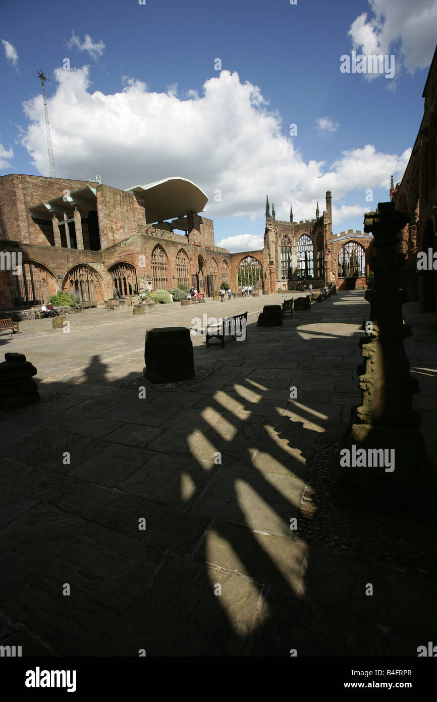 Città di Coventry, Inghilterra. La seconda guerra mondiale (WWII) ha bombardato scoperchiata resti di Coventry Cathedral. Foto Stock