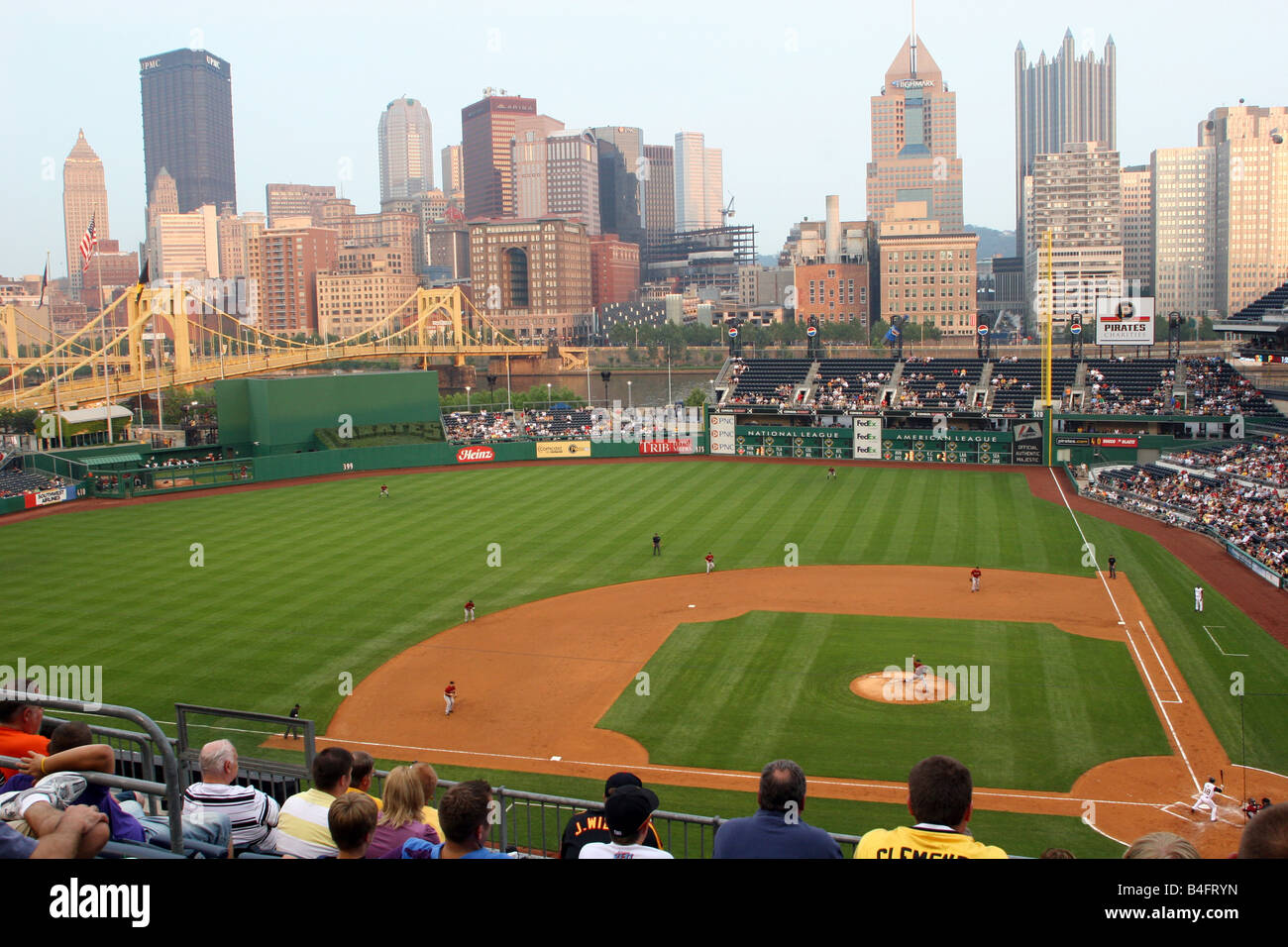 Gli appassionati di baseball di guardare un gioco al PNC Park nel centro di Pittsburgh Pennsylvania Foto Stock