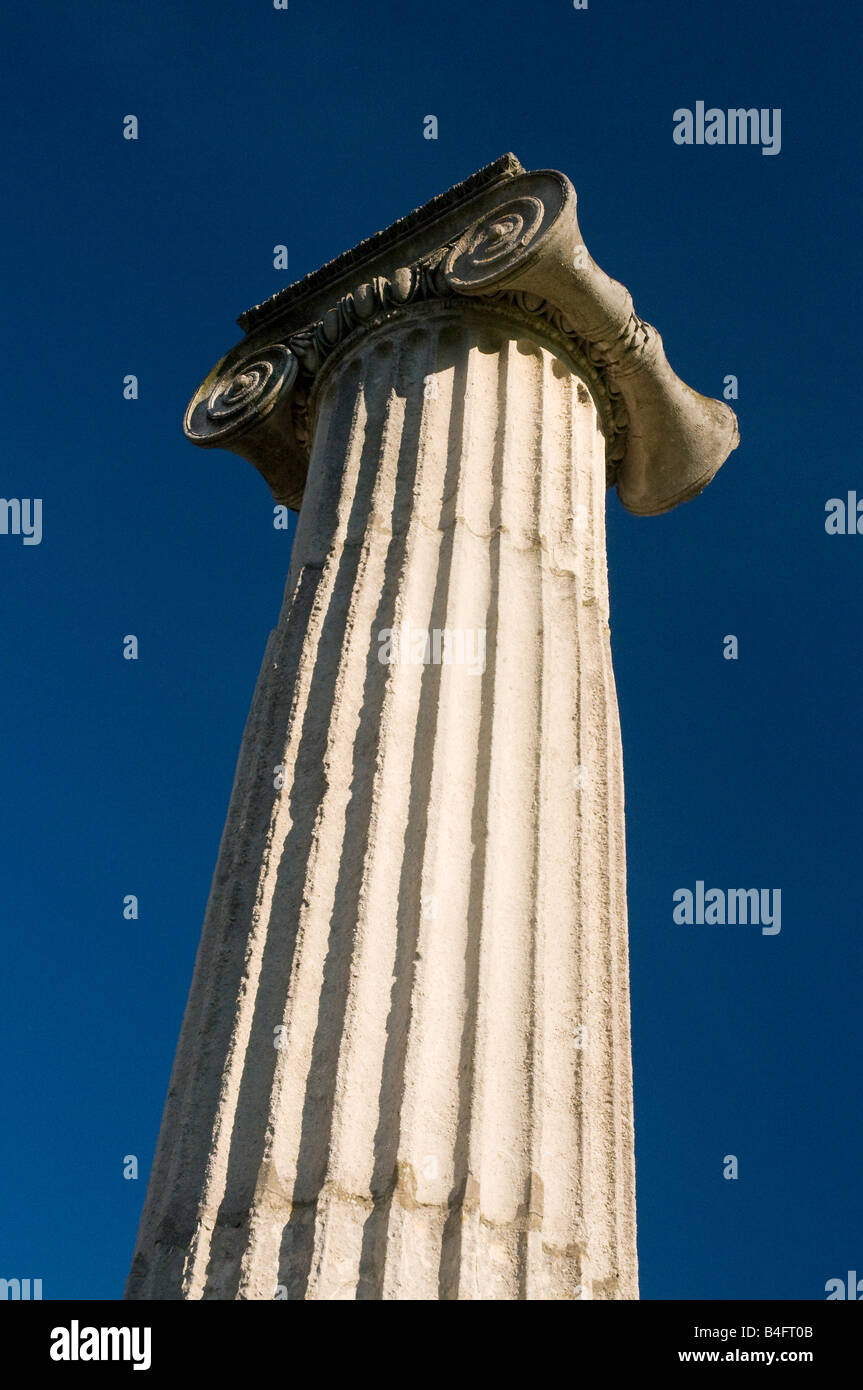 Pilastro di pietra visualizzato nel parco di Swanage Dorset Inghilterra Foto Stock