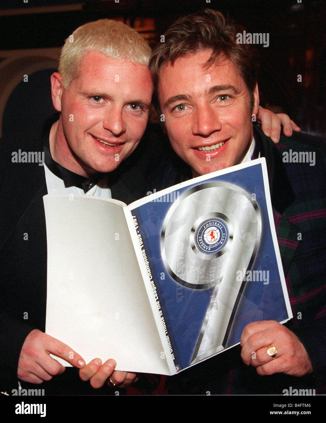 Paul Gascoigne e alleato McCoist check out il nove in un libro di riga Foto Stock