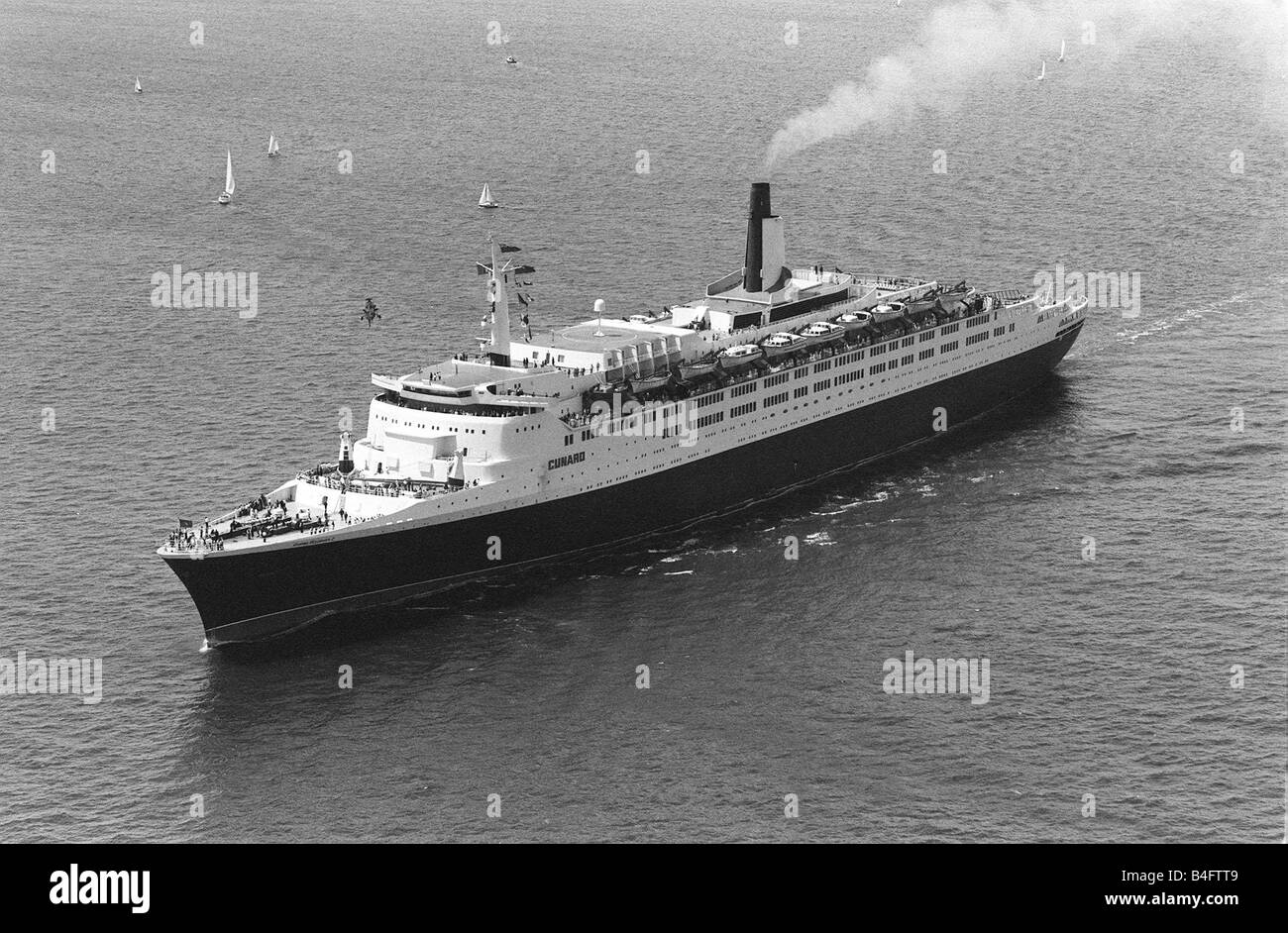 La Cunard Crociera nel Solent dopo aver passato a vela la Queen Elizabeth II Silver Jubilee navale flotta revisione giugno 1977 Foto Stock