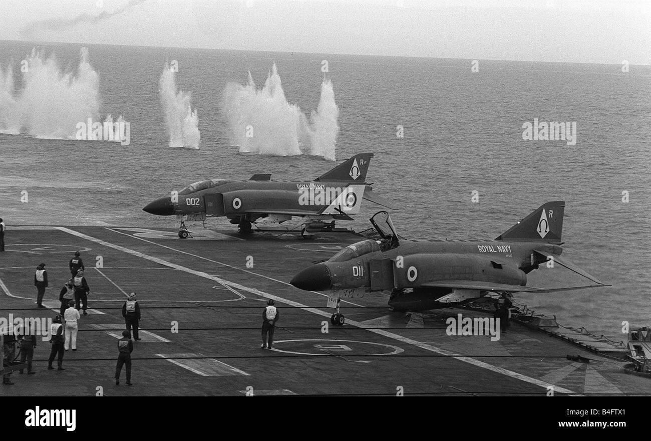 McDonnell Douglas Phantom FG1 s F 4K della Royal Navy s Fleet Air Arm 892 Sqd a bordo del veicolo Aircaft HMS Ark Royal durante un esercizio di navale 1971 Foto Stock