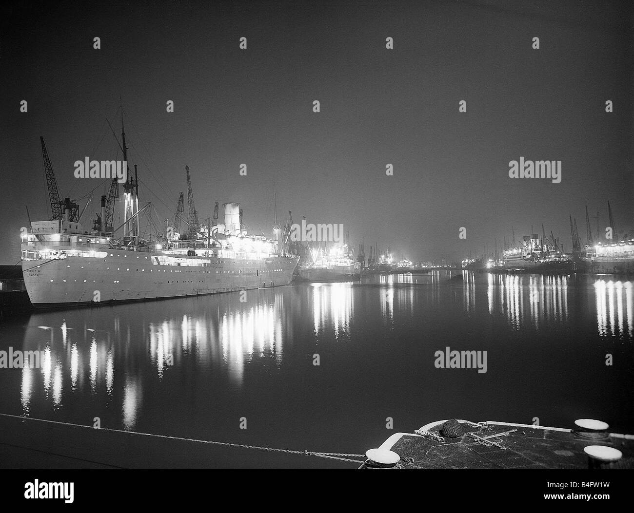 Navi illuminato in sciopero legato docks londinesi Ottobre 1954 Foto Stock