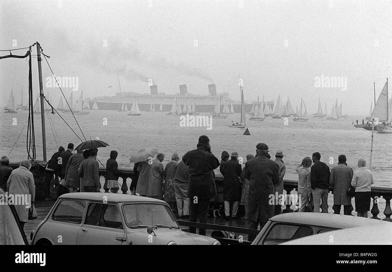 Cowes Week Isle of Wight Agosto 1967 Navi Cunard Line Queen Mary passa attraverso gli yacht a vela durante una delle gare Foto Stock
