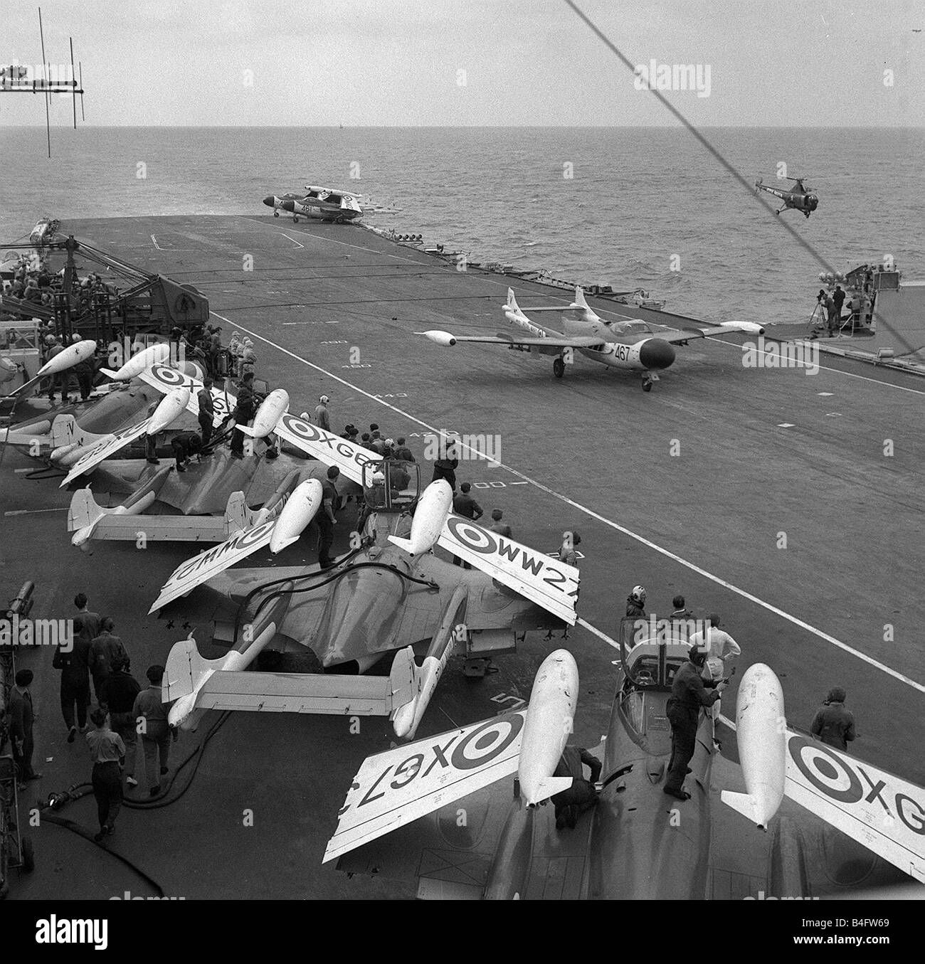 Navi Royal Nqualsiasi portaerei HMS Victorious 1959 Un mare deHavilland Venom del Fleet Air Arm catture il filo sul ponte Foto Stock