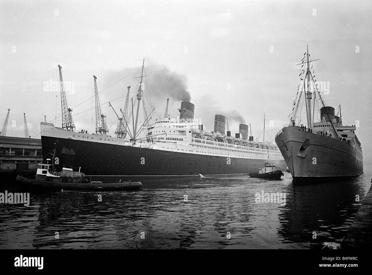 Liner RMS MAURITANIA II in arrivo a Southampton per l ultima volta dopo il suo ultimo viaggio nel novembre 1965 la nave passa la regina Maria nel suo posto di ormeggio Foto Stock