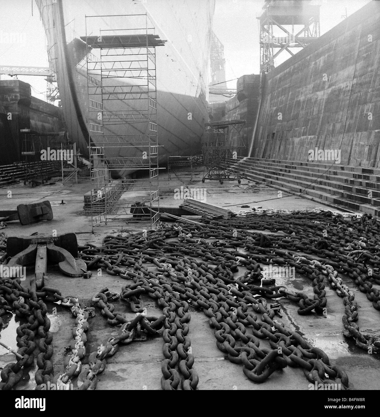 Il liner Cunard Queen Elizabeth in bacino di carenaggio in Southampton per la sua revisione annuale della Regina Elisabetta e di ancoraggio delle catene può Foto Stock