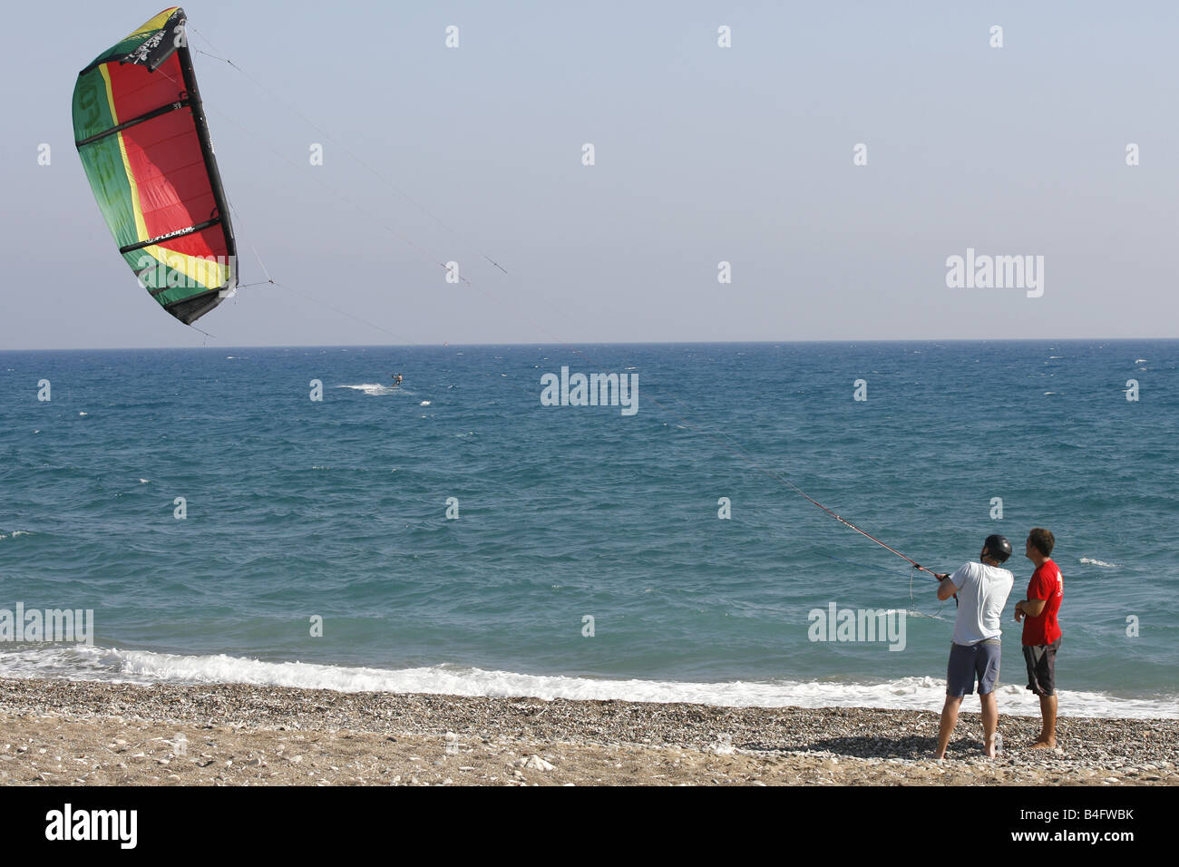 Un Kite Surf istruttore conduce il kite surf sulla spiaggia Paramali vicino al villaggio sul mare di Pissouri a Cipro. Foto Stock