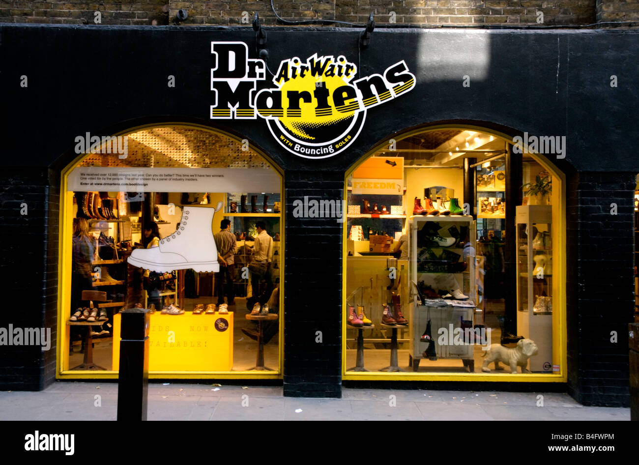 Dr Martens negozio a Neal Street, Covent Garden nel 2008 Foto Stock