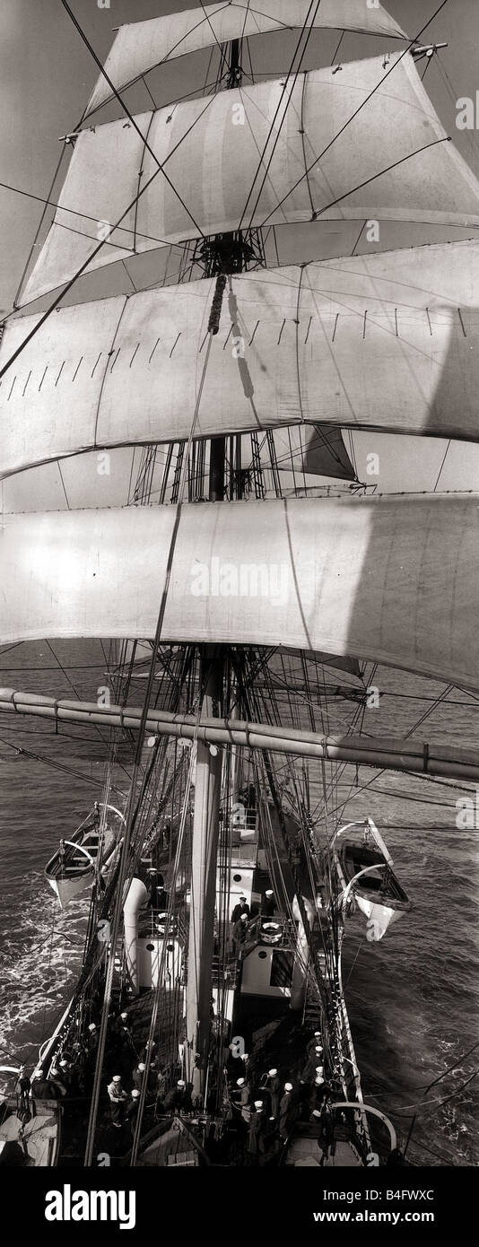 Le vele catturare la brezza come Clipper Ship Sorlandet rende la sua strada verso la costa inglese Giugno 1952 Foto Stock