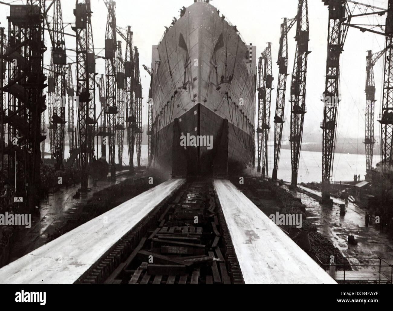 Il lancio della Queen Mary liner della John Brown cantiere navale sul fiume Clyde in Scozia Marzo 1936 Foto Stock