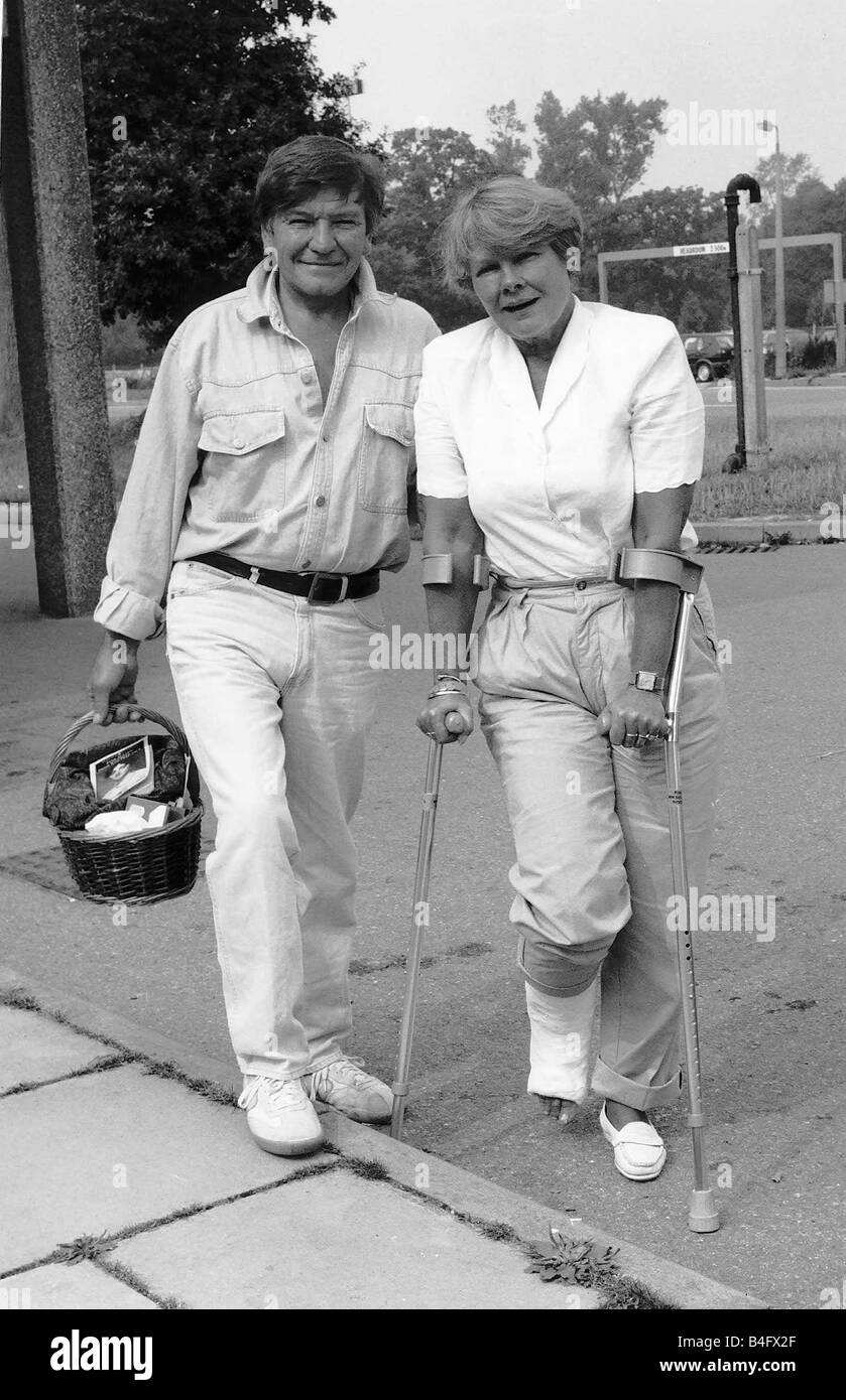 Dame Judi Dench attrice lascia ospedale con il suo attore marito Michael Williams dopo avente un perno inserito in una caviglia rotta sostenuta quando si cammina vicino alla sua casa in Redhill Surrey Mirrorpix Foto Stock