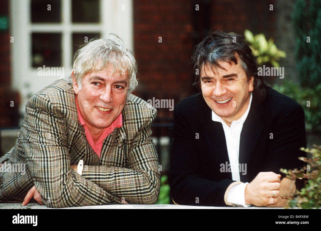 Dudley Moore attore comico e con il suo partner Peter Cook dall'esilerante commedia programma non solo ma anche a Londra Foto Stock