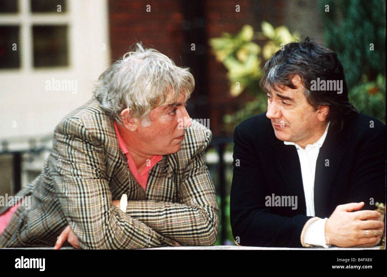 Dudley Moore attore comico e con il suo partner Peter Cook dall'esilerante commedia programma non solo ma anche a Londra Foto Stock