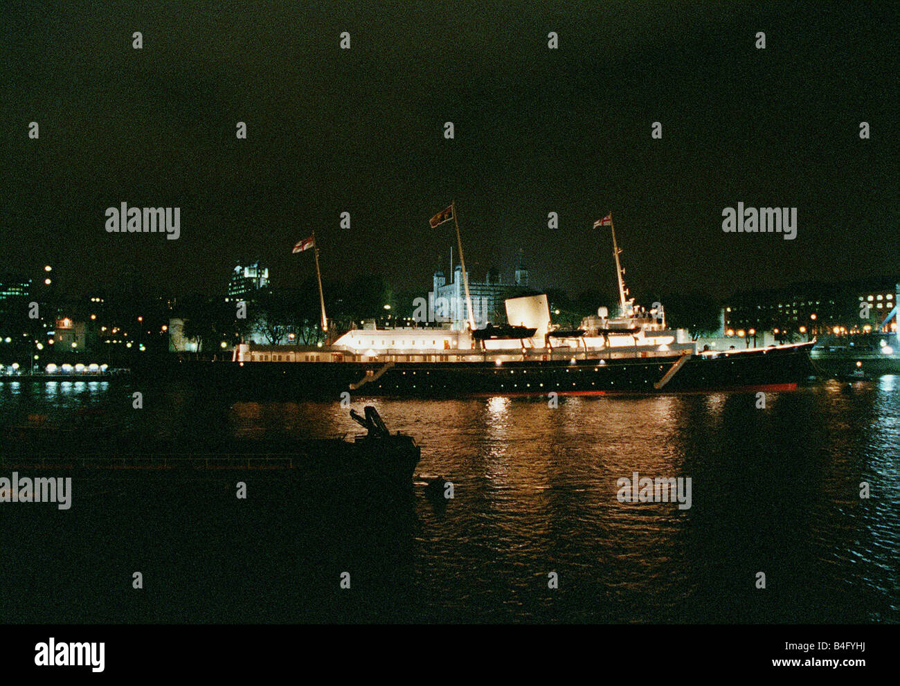 Navi Royal Yacht Britannia ormeggiata presso il Tower Bridge di Londra Novembre 1997 Foto Stock