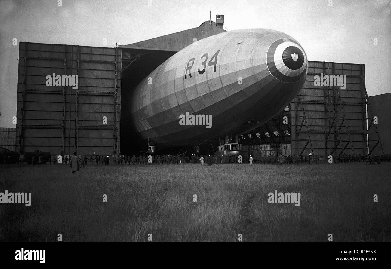 Il ritorno dell'R34 dirigibile da Atlantic volo entrando in hangar quando il dirigibile tedesco L33 è stato abbattuto in Essex Settembre 1916 l'aviazione britannica autorità e il Ministero della Difesa di realizzare che il tedesco imbarcazione è stata di gran lunga più avanzato rispetto alla corrente British dirigibili Pertanto hanno preso l'artigianato a pezzi e copiato gran parte della tecnologia tedesca il risultato è stata la R33 e R34 R34 ottiene il primo est ovest traversata dell'Atlantico e il primo doppio attraversamento della imbarcazione è qui mostrato dopo il ritorno dal doppio attraversamento di viaggio Foto Stock