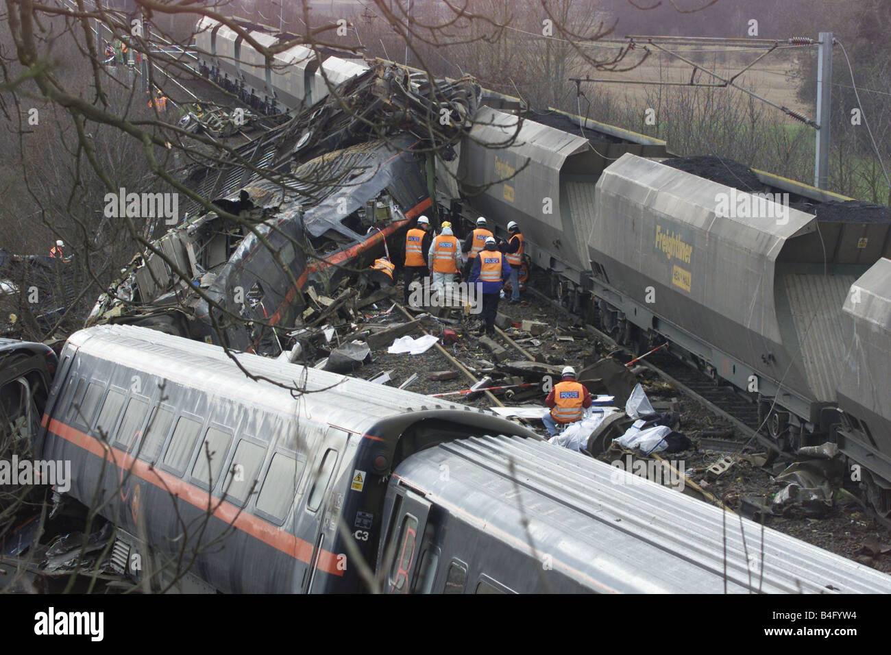 Incidente gli investigatori di guardare attraverso il relitto della GNER Express che è deragliato da una vettura che è caduto il ponte su a Foto Stock