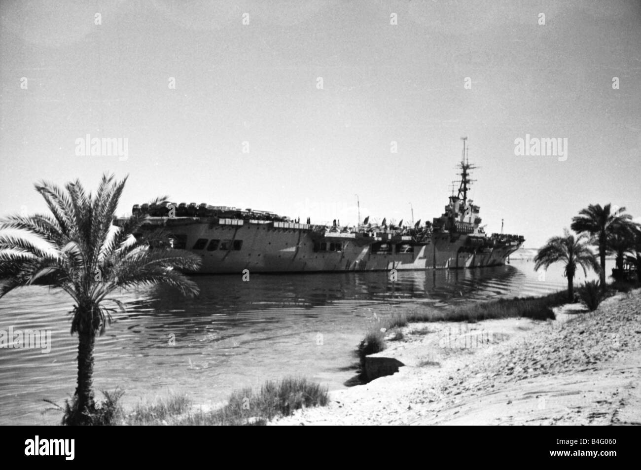 Zona del Canale 1952 la portaerei HMS Vengence passando attraverso il canale di Suez Foto Stock