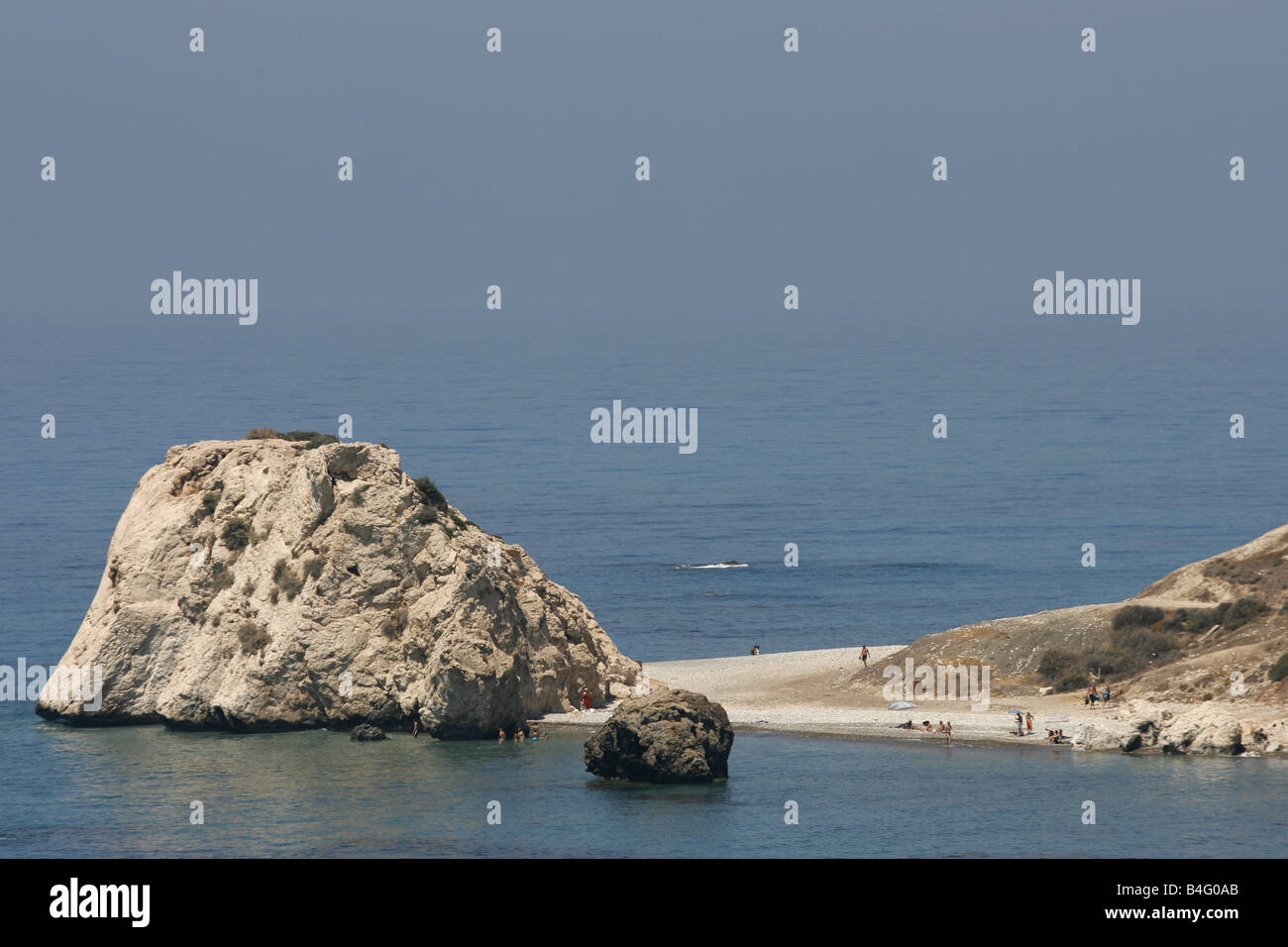 Roccia di Afrodite (Petra tou Romiou) situato a 3 km da Pissouri sulla costa mediterranea di Cipro. Foto Stock
