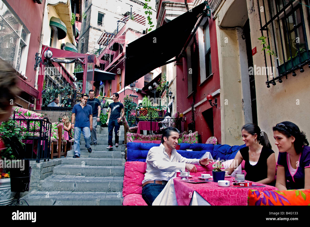 Gli studenti giovani Istanbul Galatasaray Cukurcuma quartiere francese nei pressi di Istiklal Caddesi Beyoglu shopping street Francia Foto Stock