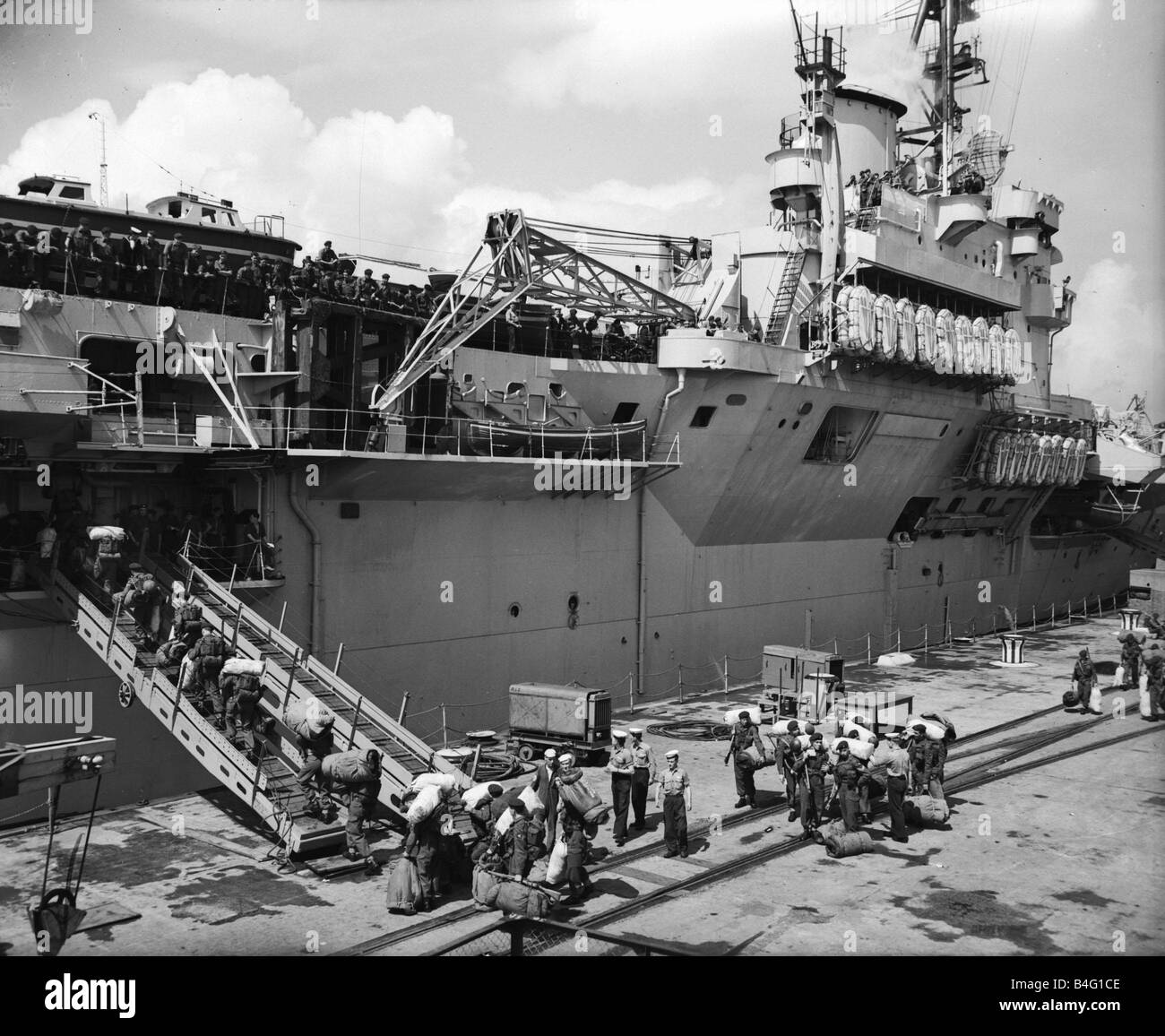 Crisi di Suez 1956 soldati di imbarcarsi sulla portaerei HMS Teseo che si prepara a vela per il Mediterraneo da Portsmouth Foto Stock