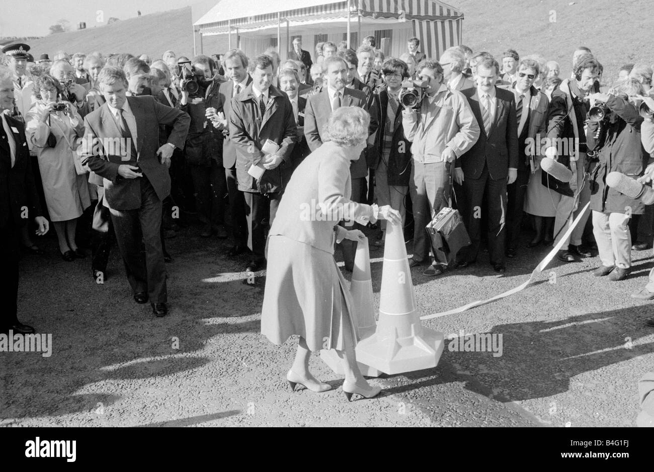 Margaret Thatcher visto qui aprendo la sezione finale dell'autostrada M25, ottobre 1986 Dennis Stone 86 5704 Daily Mirror Core49 Foto Stock