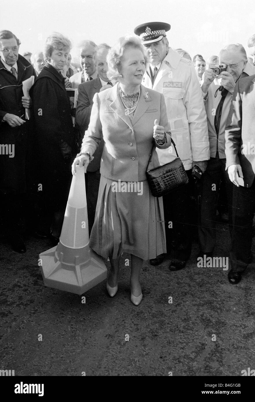 Margaret Thatcher visto qui aprendo la sezione finale dell'autostrada M25, ottobre 1986 Dennis Stone 86 5704 Daily Mirror Core49 Foto Stock